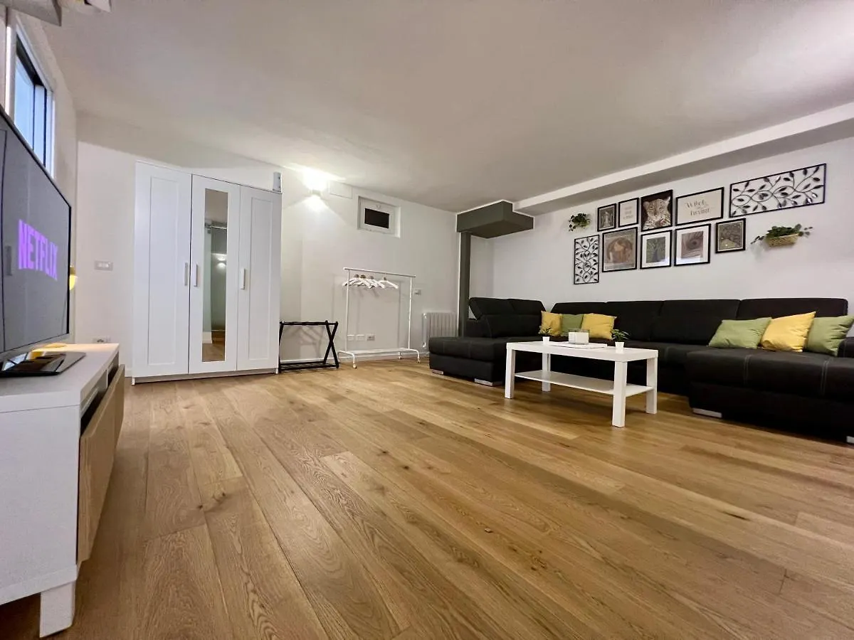 Central Luxe Haven Apartment Milan